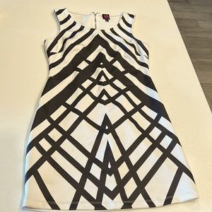 2B bebe fitted black and white dress